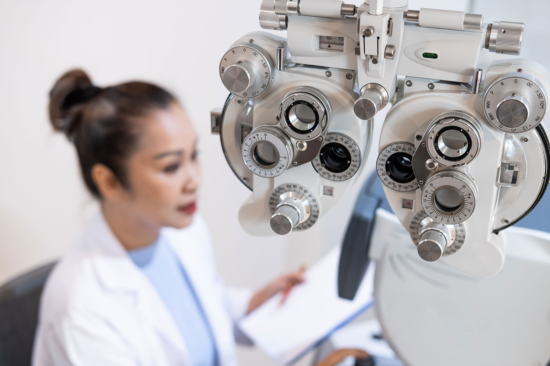 Cliniconex solutions for optometrists and ophthalmologists, featuring scheduling and messaging tools